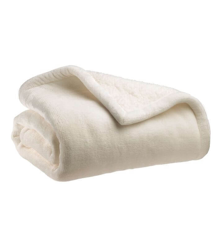Plaid Cocooning Effet Mouton Blanc Cassé, Vivaraise, drapé sur un canapé