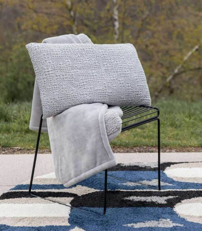 Plaid Cocooning Effet Mouton Gris, Plaid Addict, drapé sur un canapé