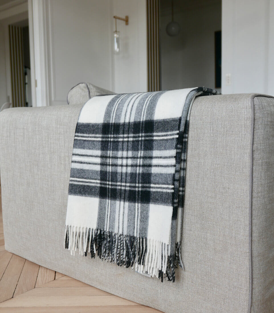 Plaid Ecossais Dress Stewart Gris Laine Mérinos 140 x 185cm, B at Home, drapé sur un canapé