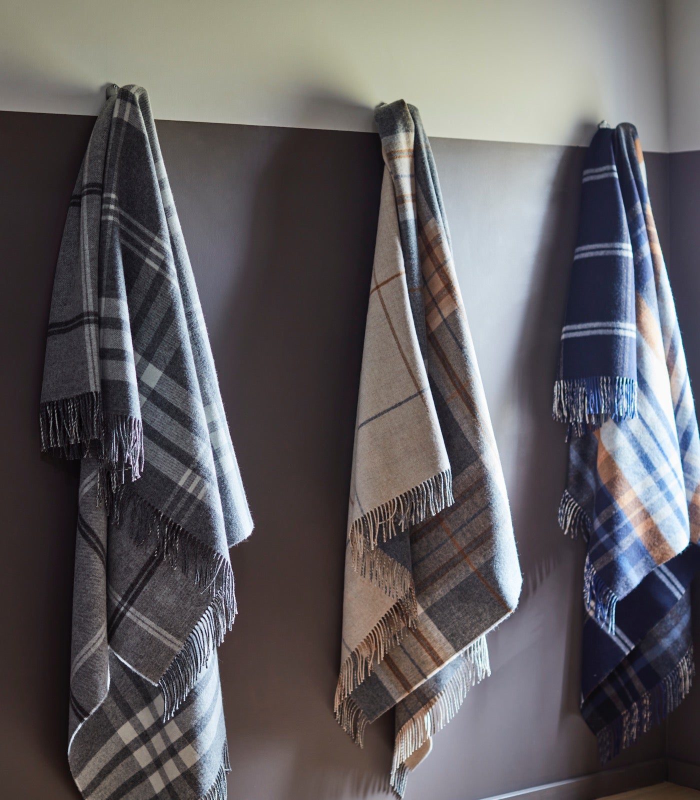 Plaid Laine Écossais Réversible Luxe Beige et Gris 140 x 190 cm, Johnstons of Elgin, gros plan sur la matière