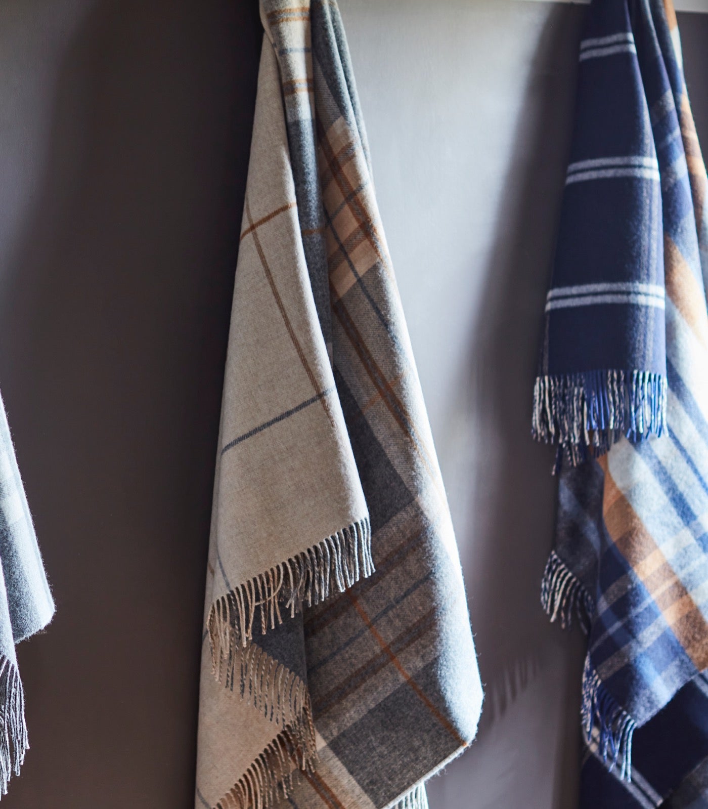 Plaid Laine Écossais Réversible Luxe Beige et Gris 140 x 190 cm, Johnstons of Elgin, drapé sur un canapé