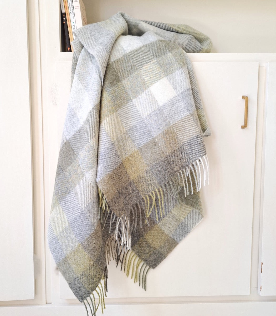 Plaid Laine Pure Laine Vert Sauge - Collection Country 140 x 185 cm, B at Home, gros plan sur la matière
