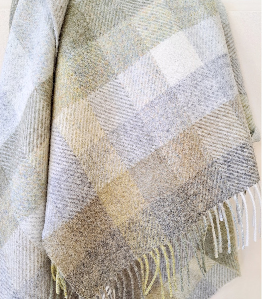 Plaid Laine Pure Laine Vert Sauge - Collection Country 140 x 185 cm, B at Home, tissé en Angleterre