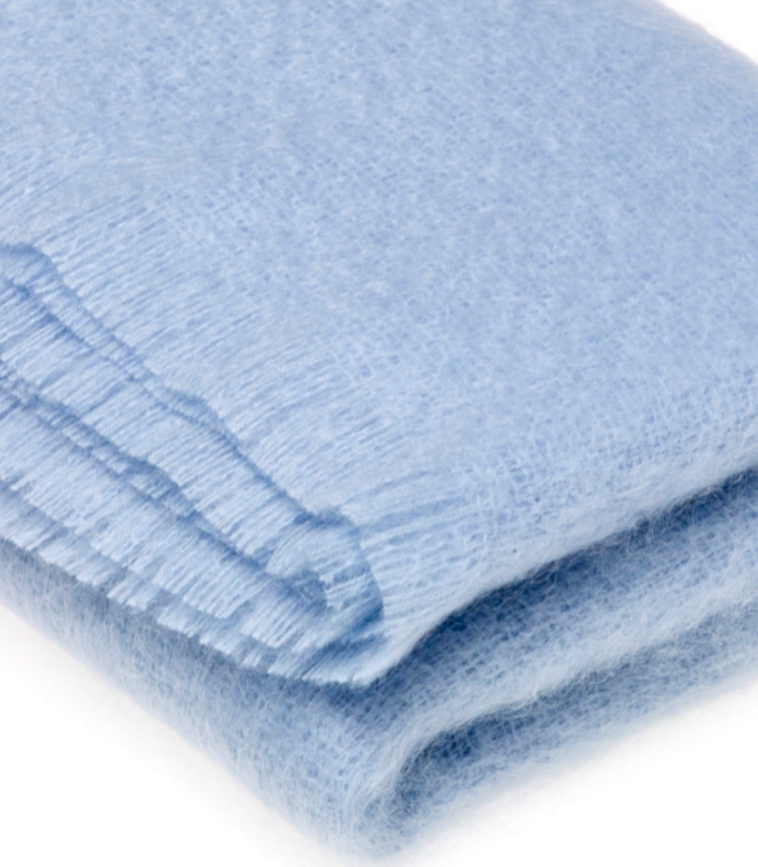Plaid Mohair Bleu Ciel Luxe 140 x 180 cm, Plaid Addict, drapé sur un canapé