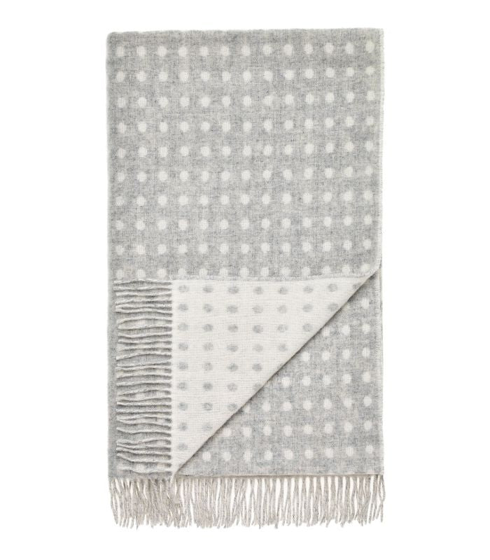 Plaid Mérinos Gris à Pois - vue lifestyle sur canapé ou lit