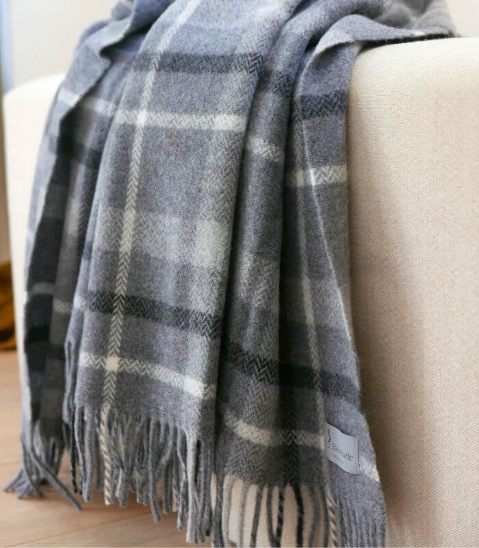 Plaid 100% Pure Laine Carreaux Gris - Collection CAPRI - Douceur et Qualité, Plaid Addict