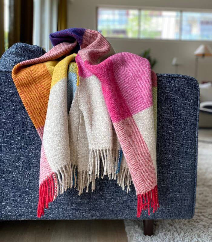 Plaid Laine Carreaux Multicolore Beige 140 x 185 cm, B at Home, drapé sur un canapé