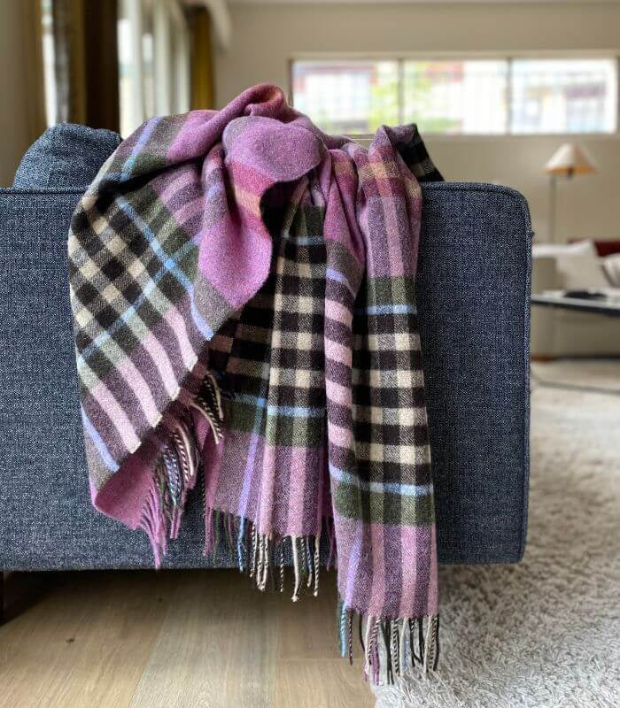 Plaid Laine Ecossais Framboise - Collection Country 140 x185 cm, Plaid Addict, drapé sur un canapé