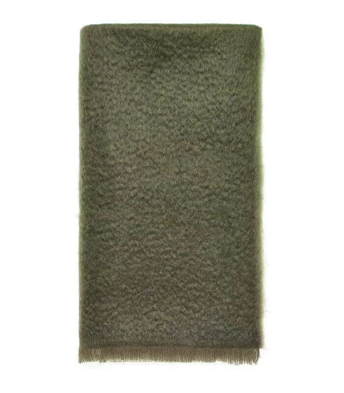 Plaid Mohair Vert Kaki Luxe 140 x 180 cm, Plaid Addict, drapé sur un canapé
