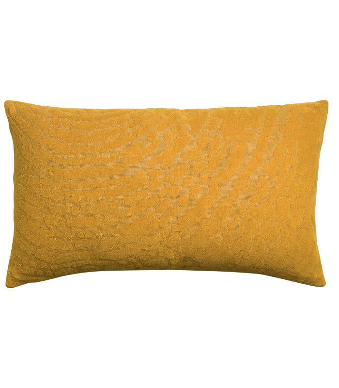 Coussin Coton Ines Bronze, Vivaraise, drapé sur un canapé