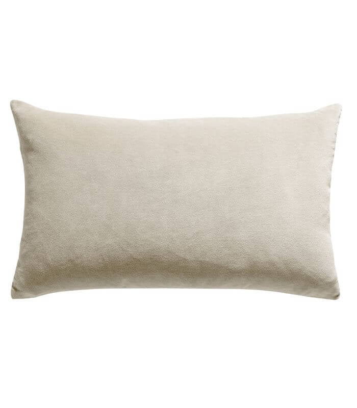Coussin en Velours ELISE Grège, Vivaraise, drapé sur un canapé