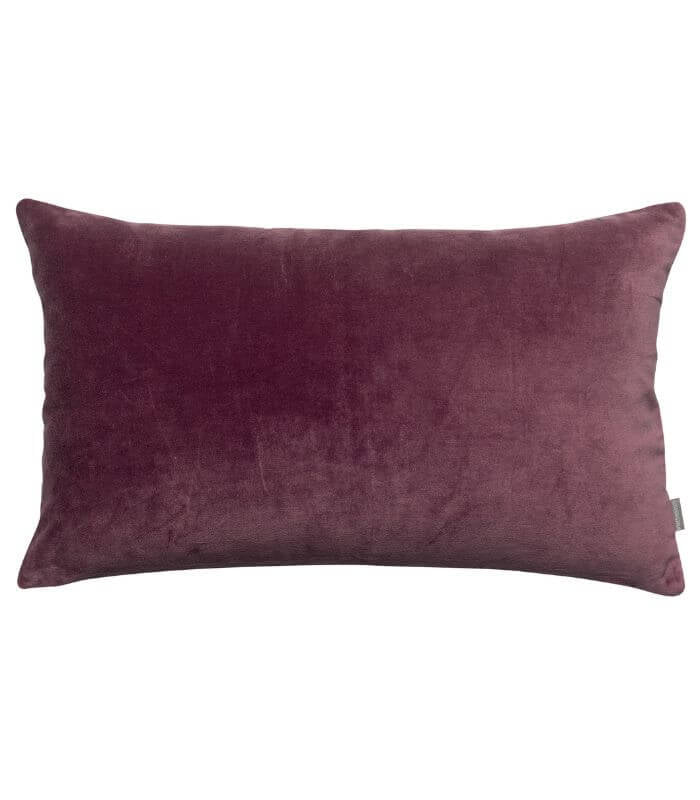 Coussin en Velours ELISE Lilas, Plaid Addict, drapé sur un canapé