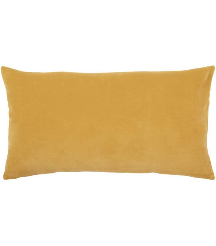 Coussin en Velours ELISE Jaune Maïs, Vivaraise, drapé sur un canapé