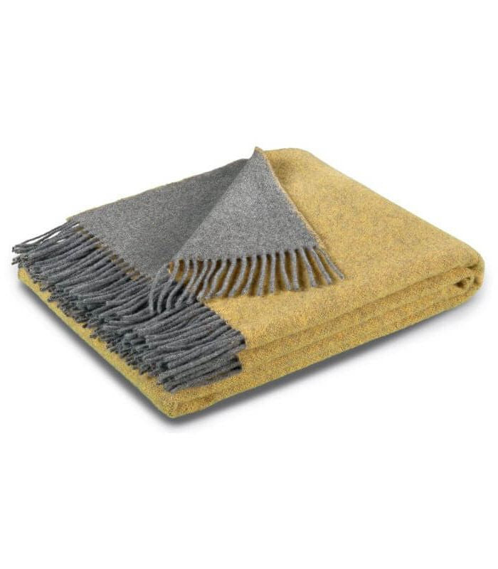 Plaid Cachemire Reversible Ocre et Gris 130 x 170 cm - Collection VENICE, Plaid Addict, drapé sur un canapé