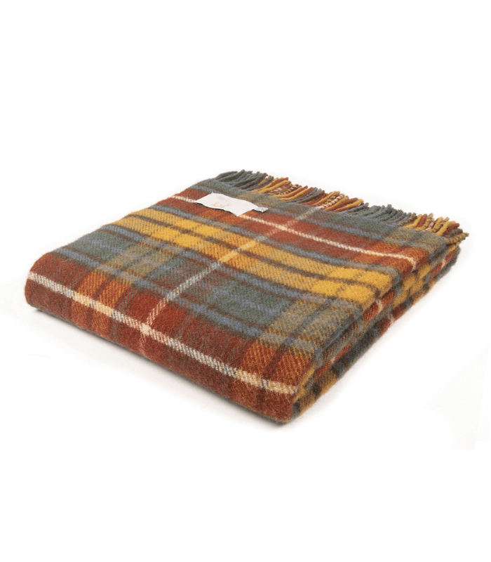 Plaid Pure Laine Écossais Antique Buchanan 150 x 183 cm, The Mill, drapé sur un canapé