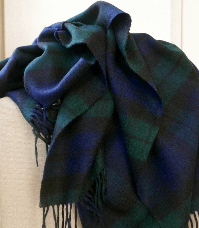 Plaid Écossais Laine Mérinos Black Watch - format 140 X 185 cm drapé sur canapé