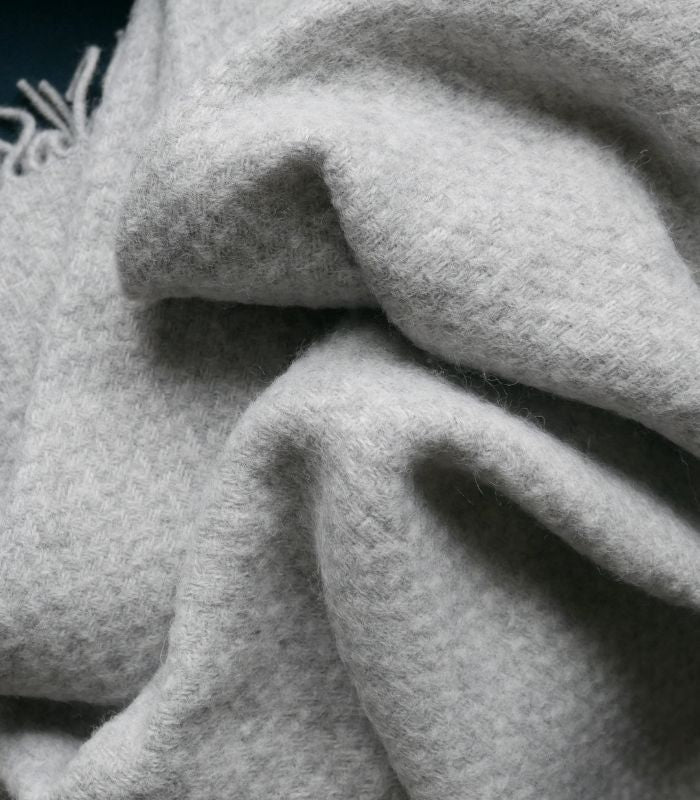 Plaid Pure Laine Gris Wafer 150 x 183 cm, Plaid Addict, gros plan sur la matière