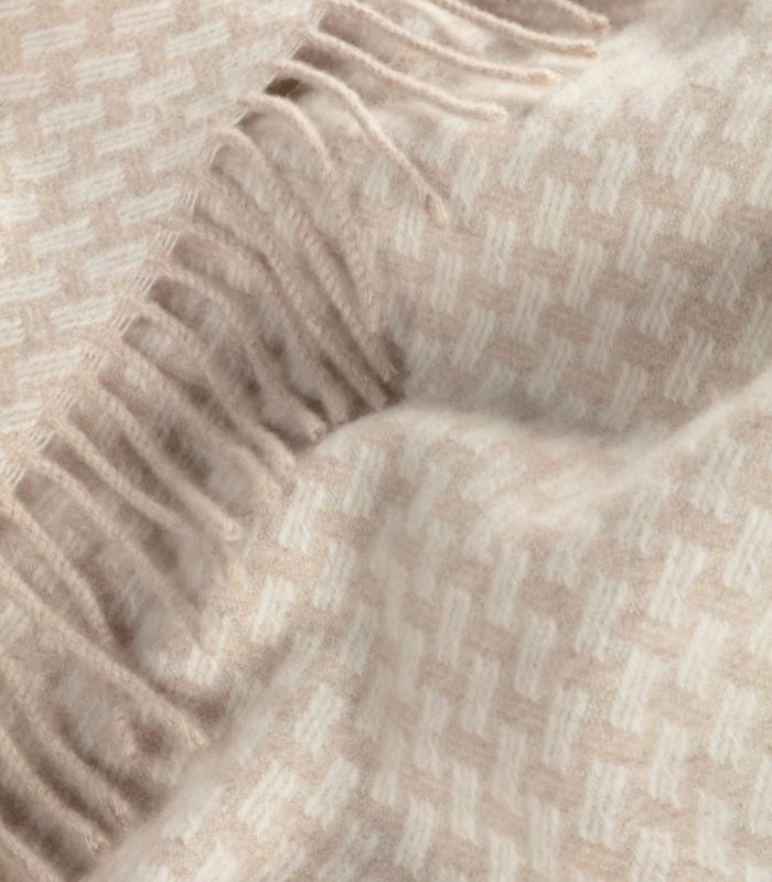 Plaid Cachemire Beige 130 x 170 cm - Collection CORTINA, Plaid Addict, gros plan sur la matière