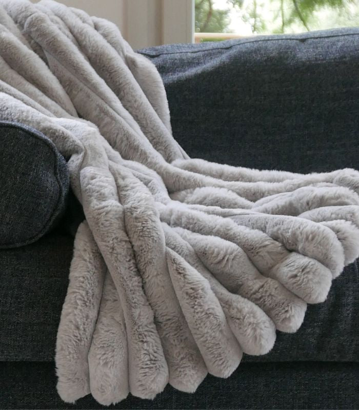 Plaid Fausse Fourrure Gris Perle 130 x 160 cm, Plaid Addict, confort haut de gamme
