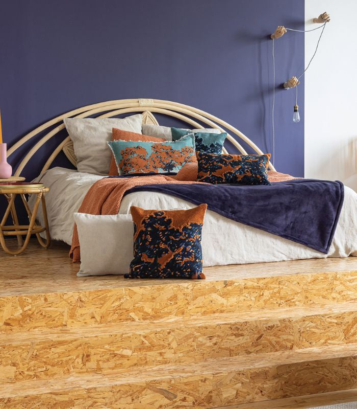 Plaid Cocooning Effet Mouton Bleu Marine, Vivaraise, drapé sur un canapé