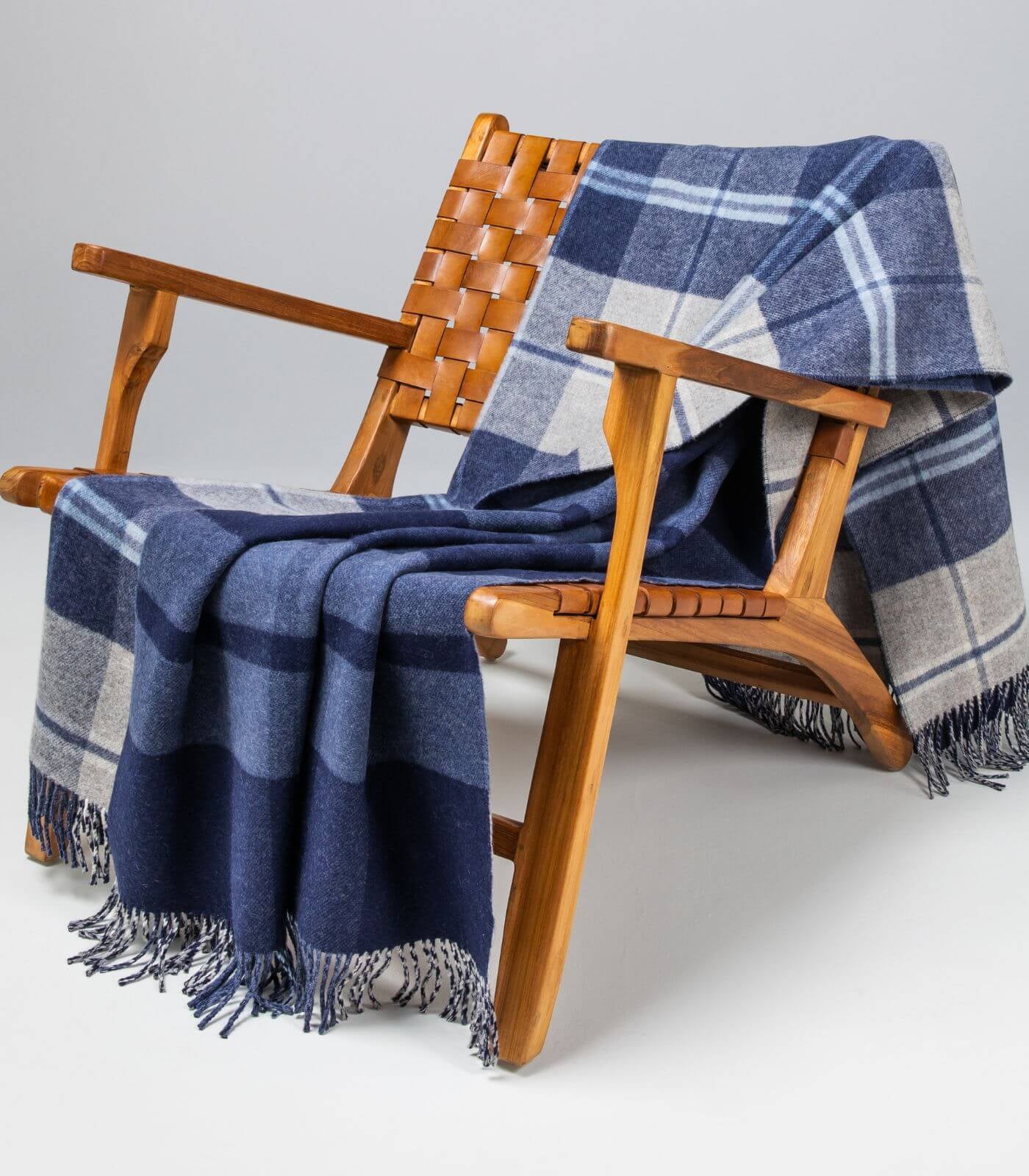 Plaid Laine Écossais Réversible Luxe Marine et Gris 140 x 190 cm, Johnstons of Elgin, gros plan sur la matière