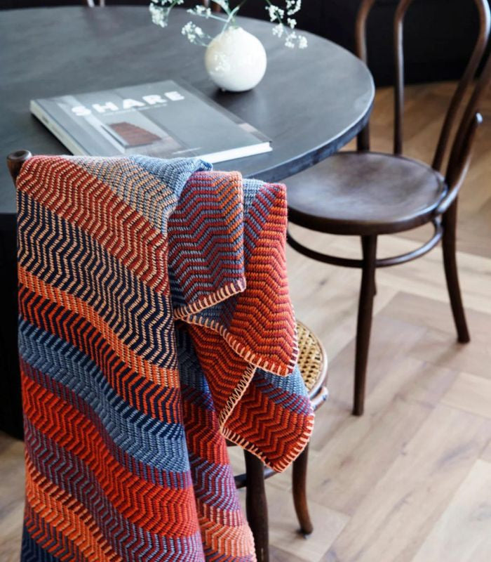 Plaid Pure Laine FRI Rouge et Bleu 150 x 200 cm, Roros Tweed, gros plan sur la matière