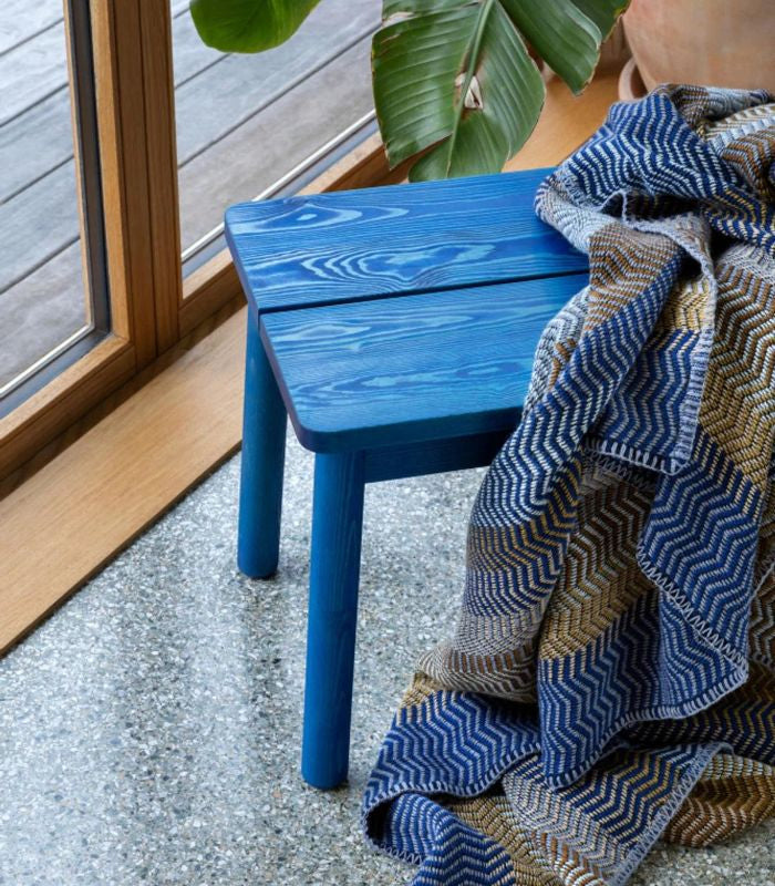 Plaid Pure Laine FRI Bleu et Brun 150 x 200 cm, Roros Tweed, drapé sur un canapé