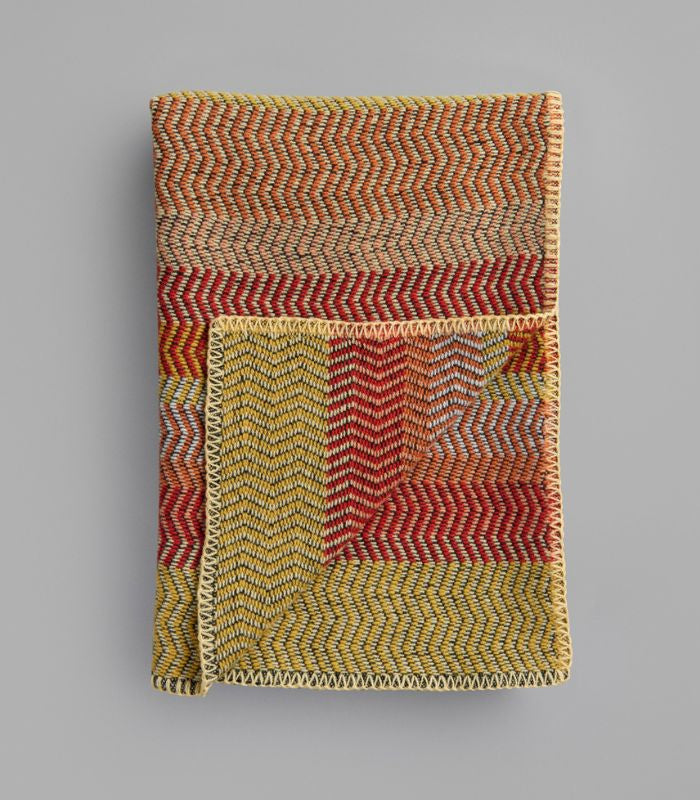 Plaid Pure Laine FRI Rouge et Vert clair 150 x 200 cm, Roros Tweed, drapé sur un canapé