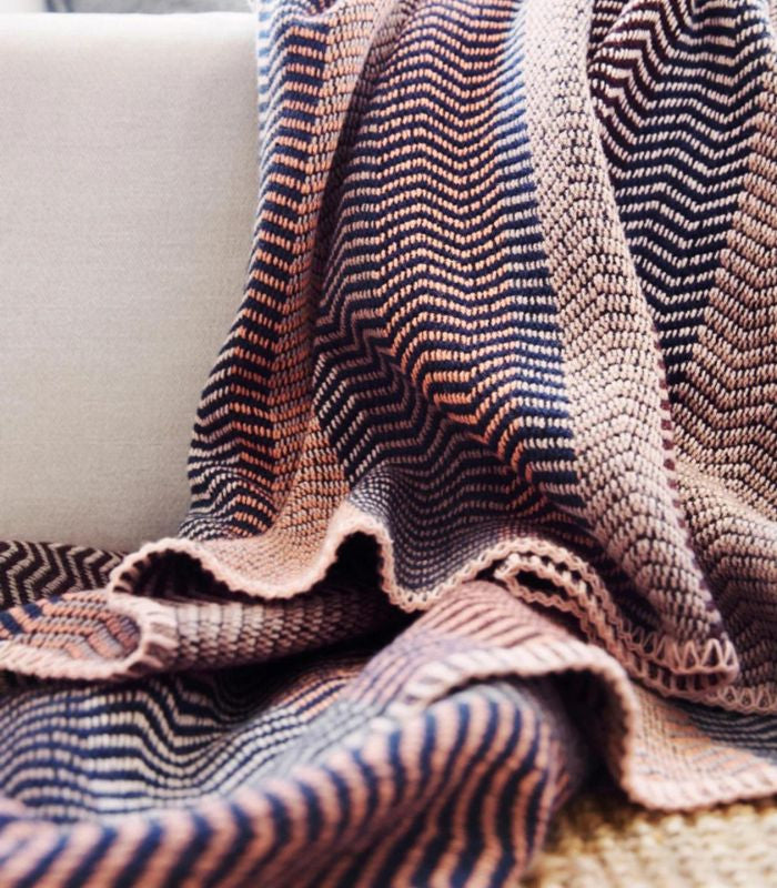 Plaid Pure Laine FRI Rose, Bleu et Brun 150 x 200 cm, Roros Tweed, gros plan sur la matière