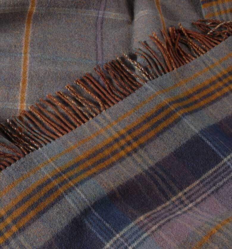 Plaid Laine Écossais Scottish Heritage Luxe Bleu - format 140 X 190 cm drapé sur canapé