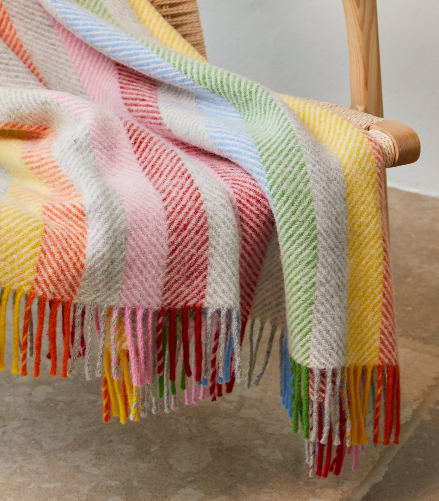 Plaid Laine Rainbow Gris Rayures Colorées 150 x 183 cm, The Mill, gros plan sur la matière