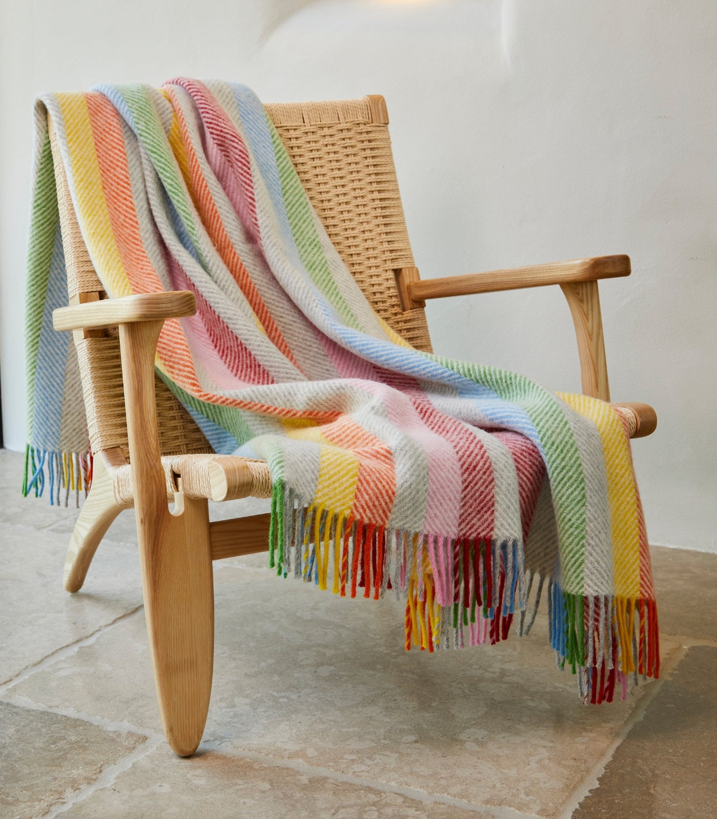 Plaid Laine Rainbow Gris Rayures Colorées 150 x 183 cm, The Mill, mise en situation salon