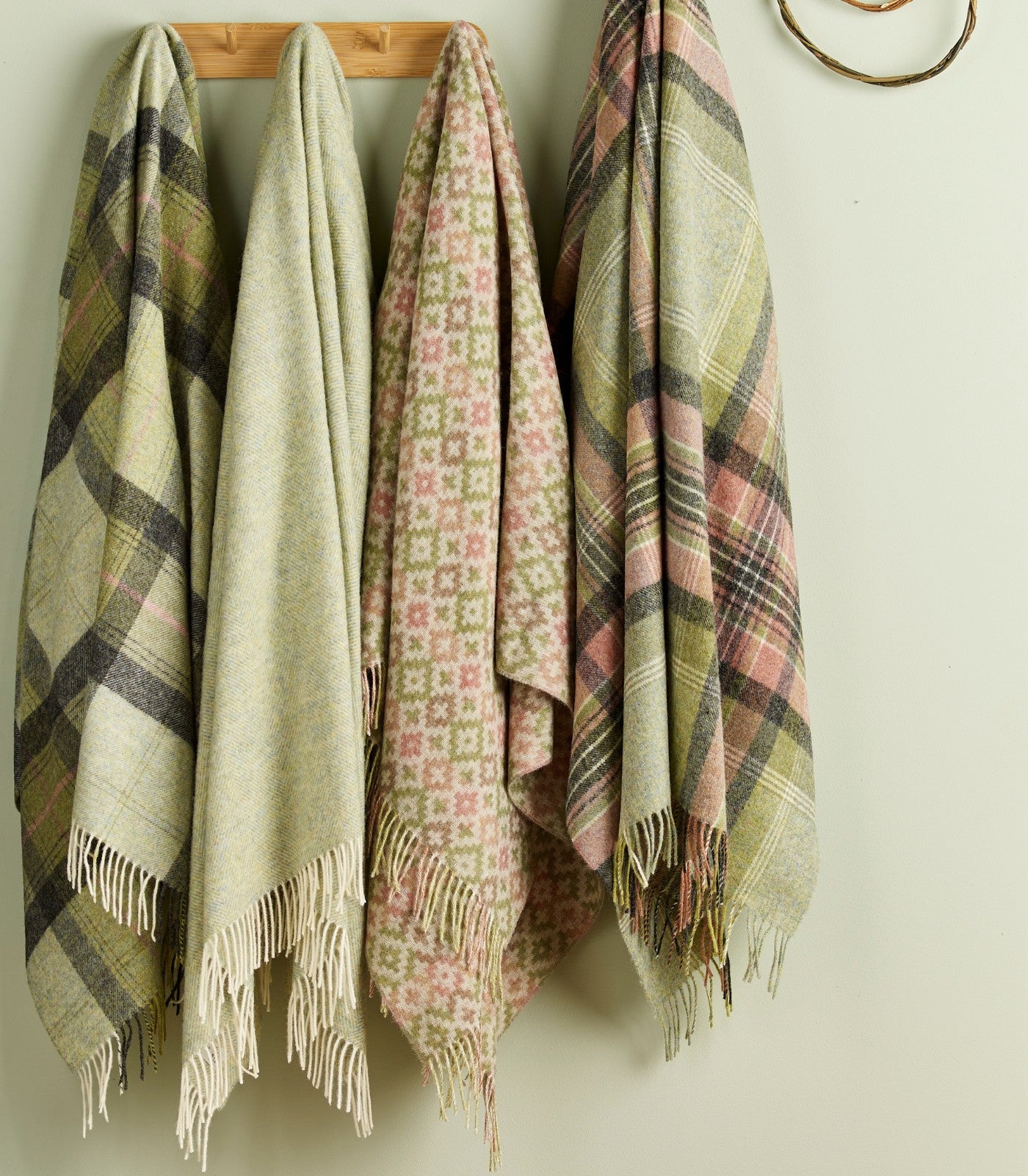 Plaid Laine Ecossais Skye Vert 140 x 185 cm, B at Home, drapé sur un canapé