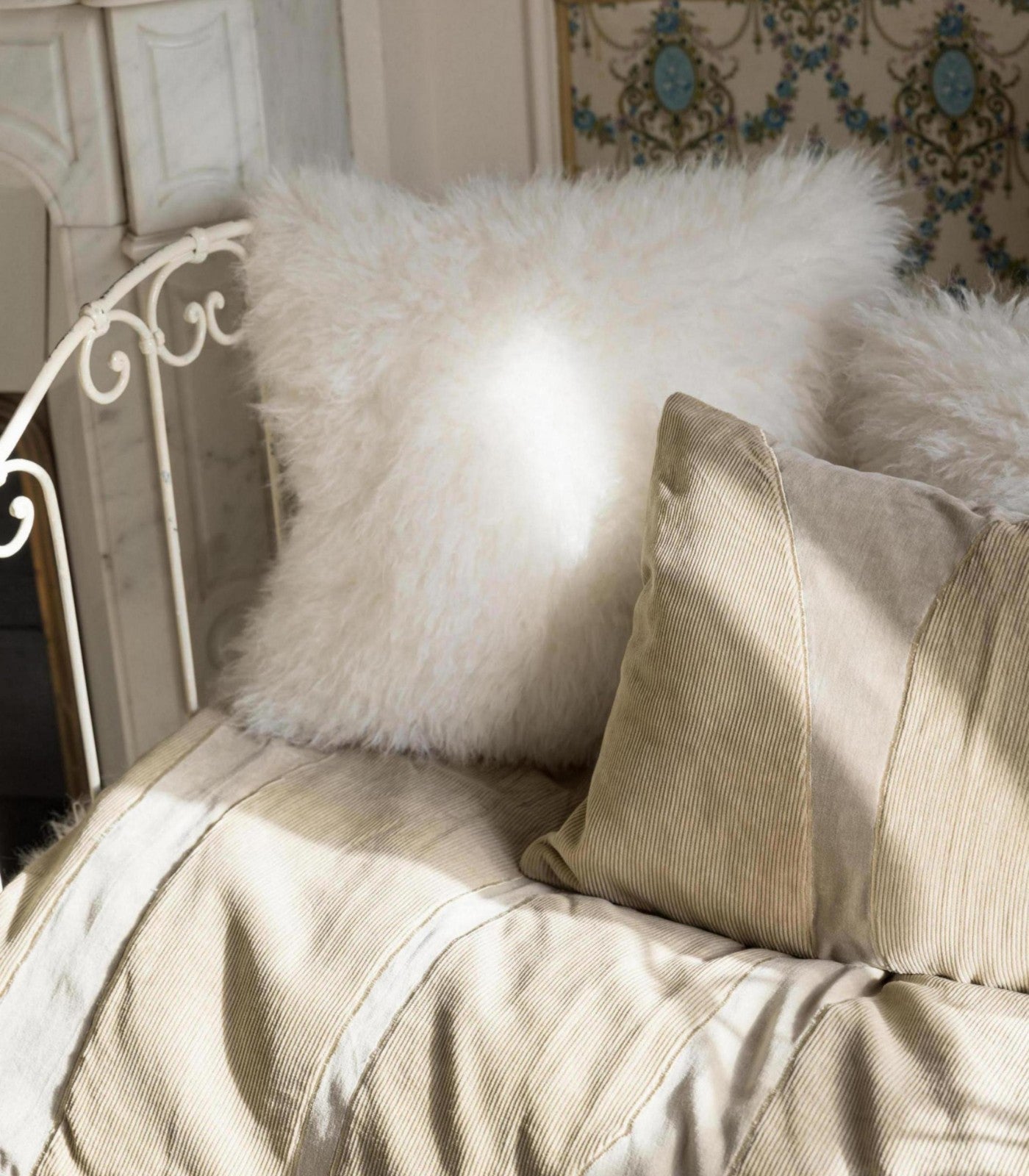 Coussin Fausse Fourrure Neige Imitation Mouton, Vivaraise, ambiance cocooning