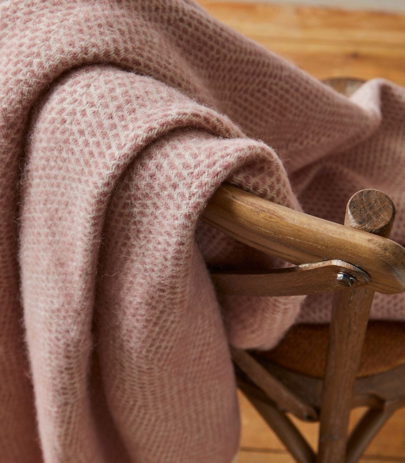 Plaid Laine Beehive Rose - vue lifestyle sur canapé ou lit