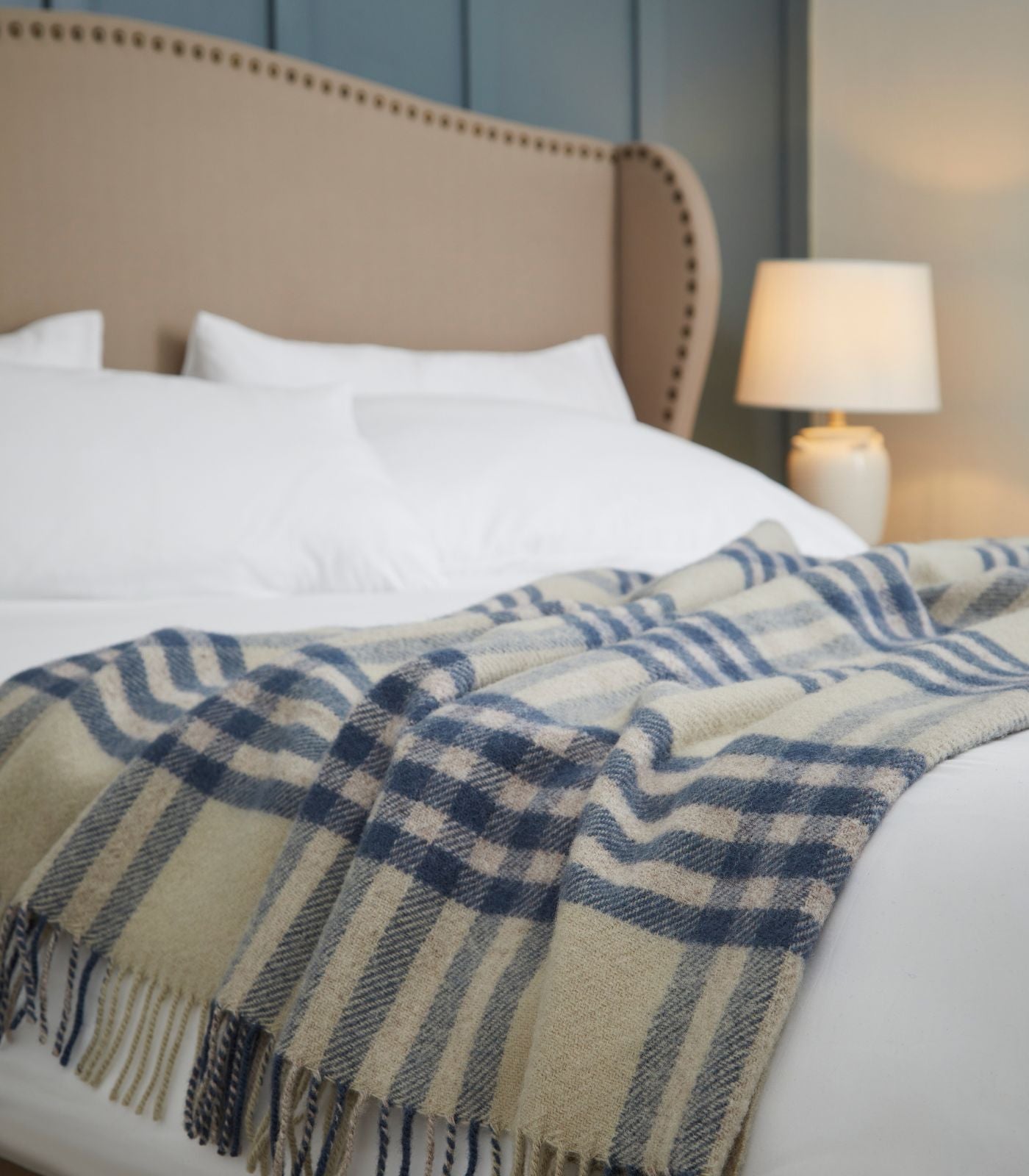 Plaid Laine Carreaux Bleu et Ecru 150 x 240cm - Collection Aspen, The Mill, confort haut de gamme
