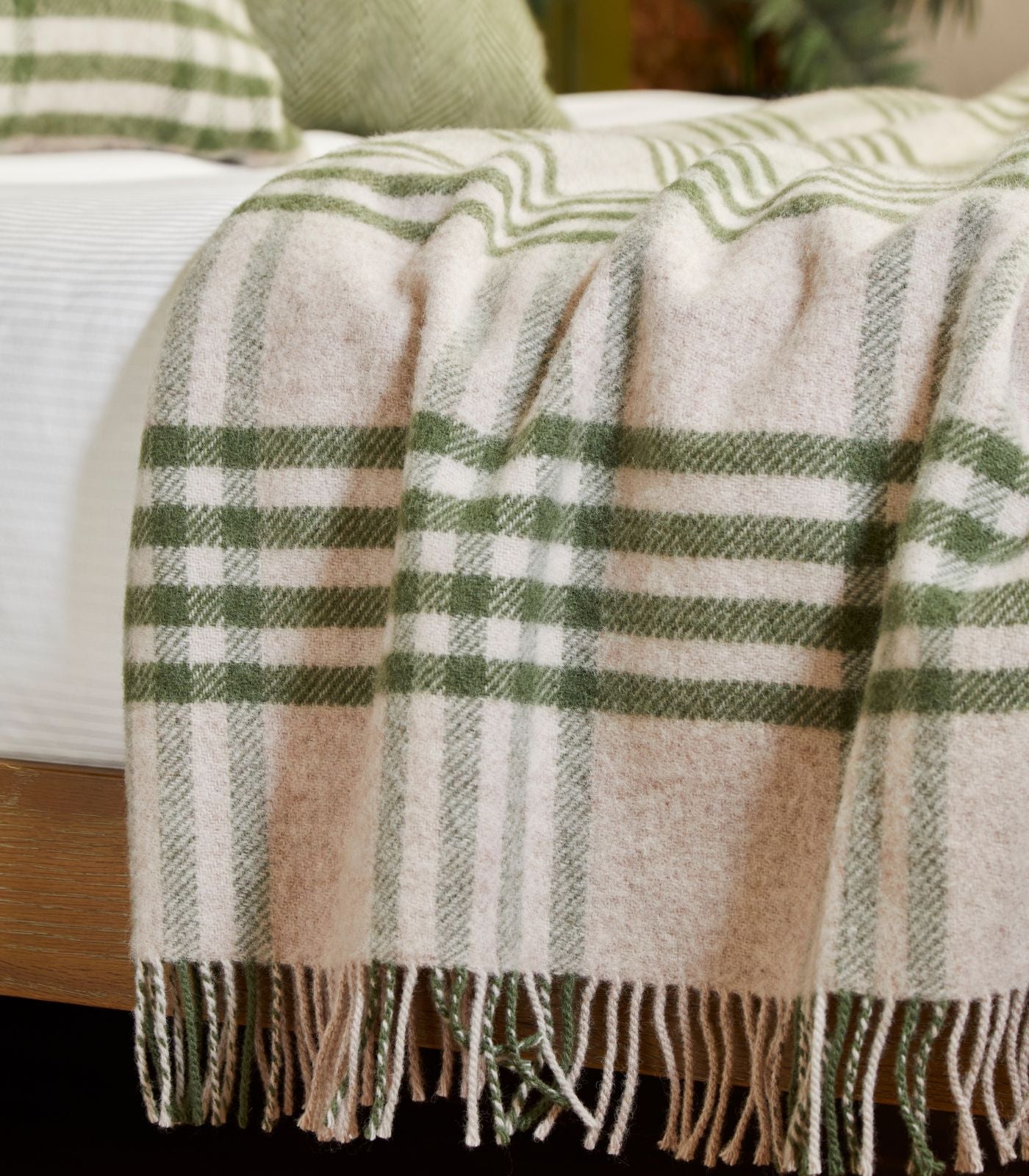 Plaid Laine Carreaux Vert et Beige 150 x 240cm - Collection Aspen, The Mill, tissé en Angleterre