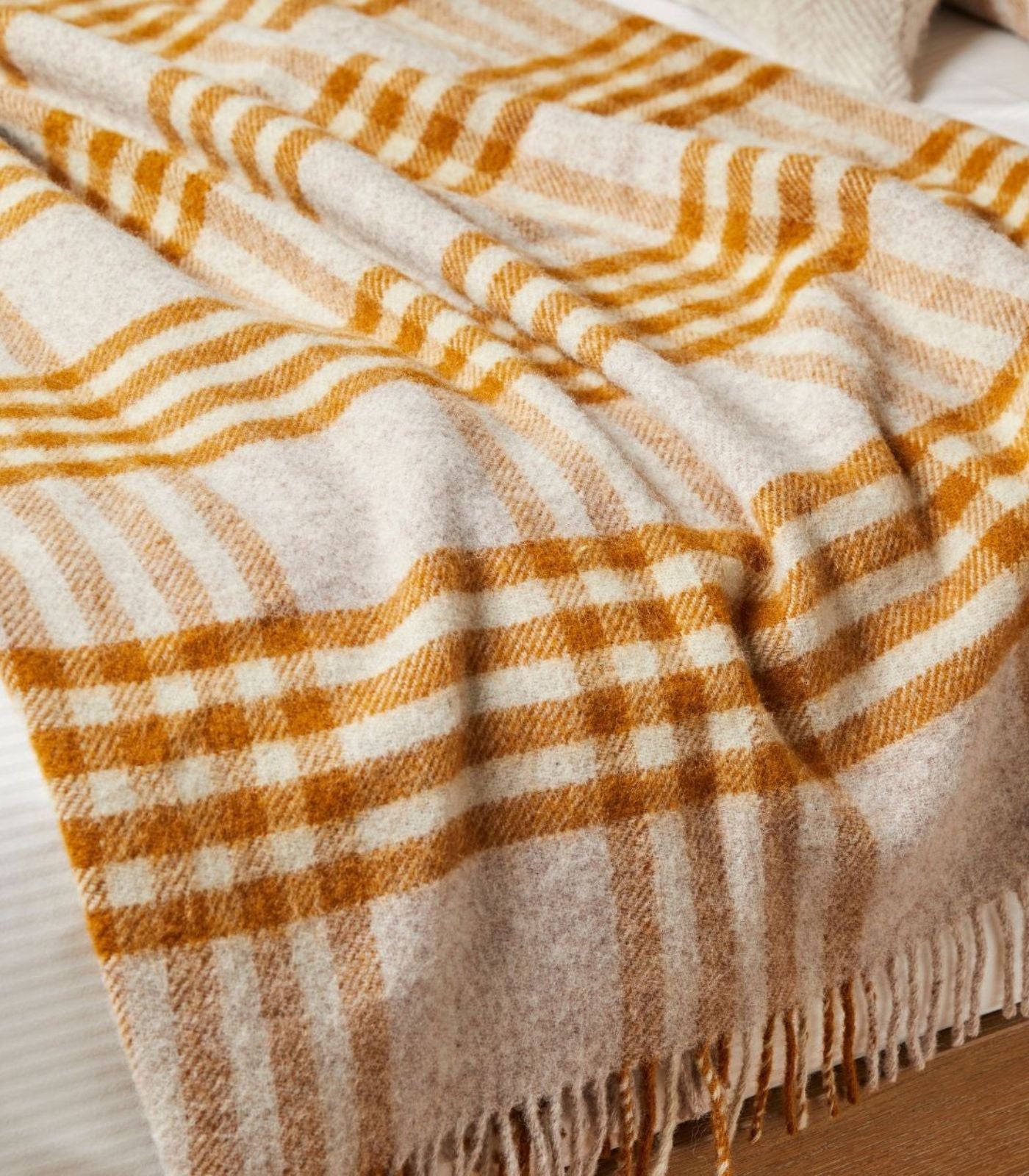 Plaid Laine Carreaux Moutarde et Beige 150 x 240cm - Collection Aspen, The Mill, idée cadeau déco