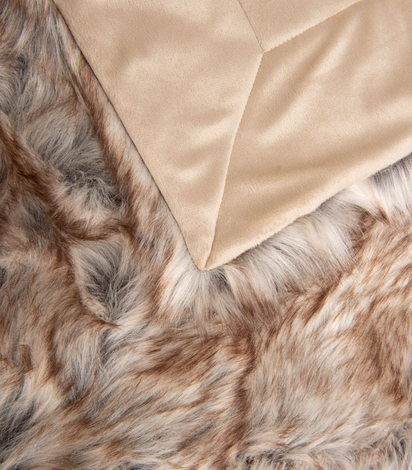 Plaid Fausse Fourrure Oslo Taupe 130 x 170cm, Plaid Addict, ambiance cocooning