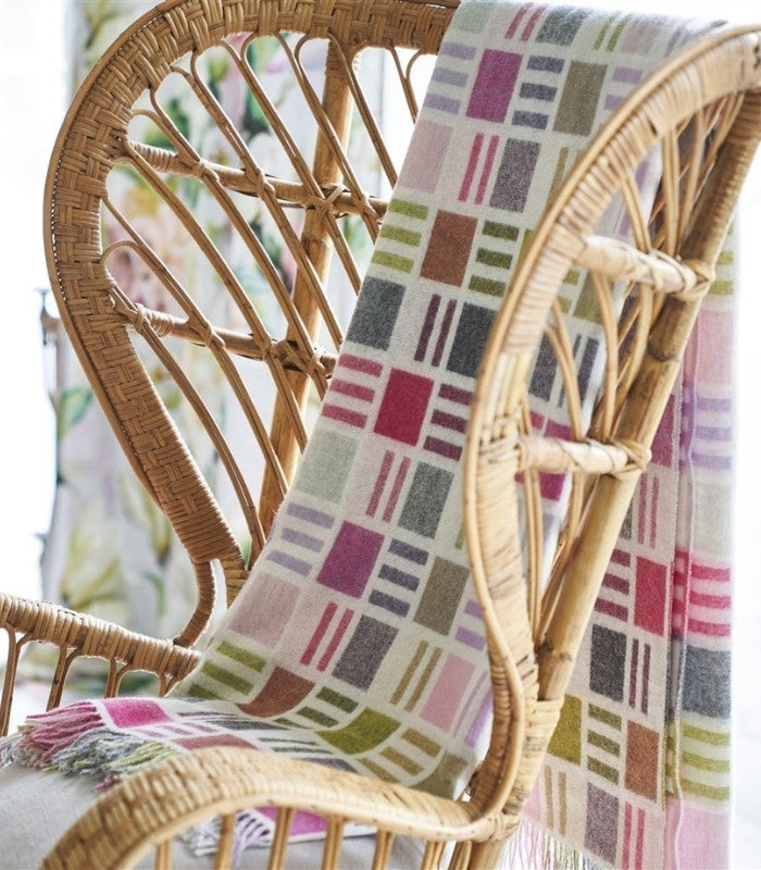 Plaid Bainbridge mis en situation sur un fauteuil - Style et confort signé Designers Guild
