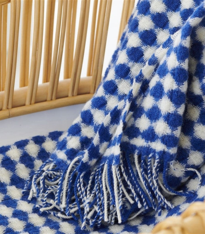 Plaid Laine Landowne Bleu 130 x 190 cm, Designers Guild, drapé sur un canapé