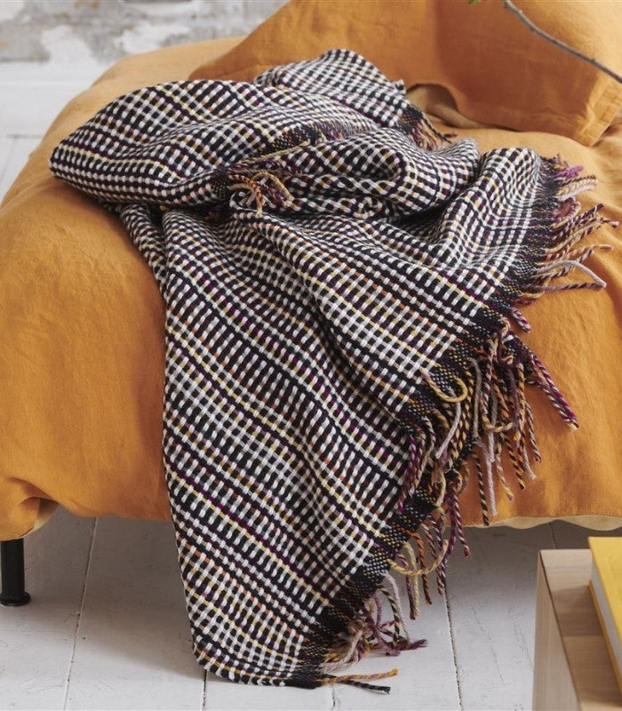 Plaid Ashbee mis en situation sur un fauteuil