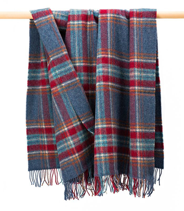 Plaid Pure Laine Ecossais Stewart Bleu 136 x 180 cm, John Hanly, drapé sur un canapé
