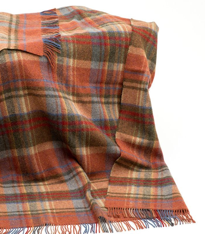 Plaid écossais Country Orange en pure laine, déplié dans ses tons orange et vert