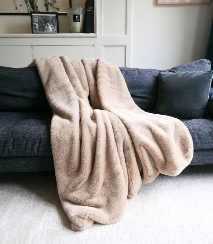 Plaid Fausse Fourrure Beige Chamonix 150 x 200 cm, Plaid Addict, confort haut de gamme