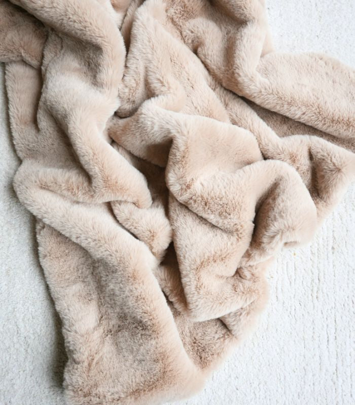 Plaid Fausse Fourrure Beige Chamonix 150 x 200 cm, Plaid Addict, ambiance cocooning