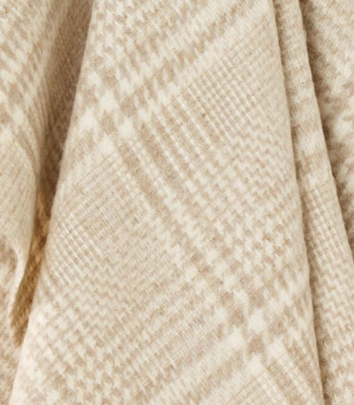 Plaid Pure Laine Anglaise Glen Check Beige et Ecru 140 x 185 cm, B at Home, drapé sur un canapé