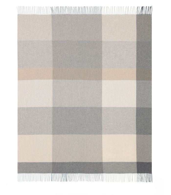Plaid Cachemire et Laine Carreaux Naturel 130 x 170 cm - Collection VENICE, Plaid Addict, drapé sur un canapé