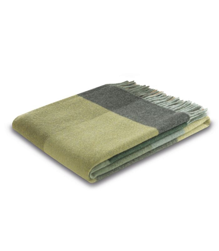 Plaid Cachemire et Laine Carreaux Vert 130 x 170 cm - Collection VENICE, Plaid Addict, drapé sur un canapé
