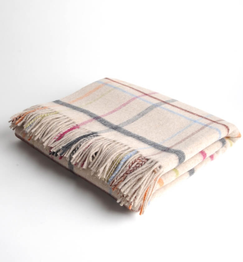 Plaid Laine Mérinos beige - détail texture douce pour jeté de canapé ou de lit